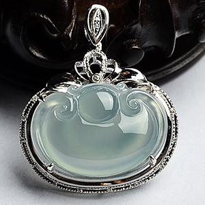 (超值推荐)冰玻种淡晴水镶白金如意胸坠(真钻)