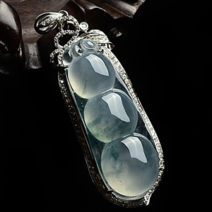 (超值推荐)冰种飘花镶白金四季豆胸坠(真钻)