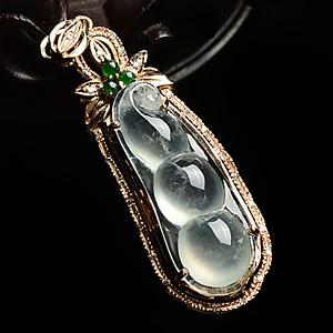 冰玻种略飘花镶玫瑰金四季豆胸坠(真钻)