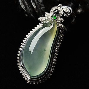 (超值推荐)冰种飘花略带黄翡镶玫瑰金福瓜胸坠(真钻)