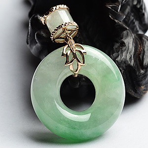 糯冰种飘翠镶玫瑰金平安环胸坠(真钻)