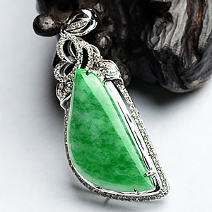 (超值推荐)糯冰种翠色镶白金随形胸坠(真钻)