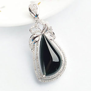 玻璃种墨翠镶白金水滴胸坠(真钻)