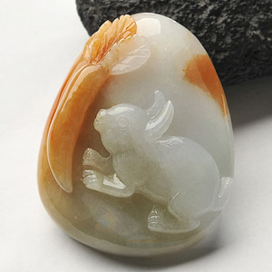 糯冰种三彩玉兔挂件