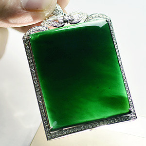 (超值推荐)玻璃种墨翠镶白金平安牌胸坠(真钻)