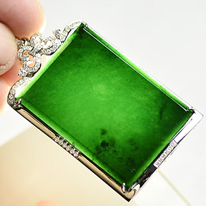 (超值推荐)玻璃种墨翠镶白金平安牌胸坠(真钻)