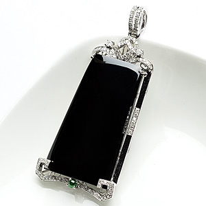 (超值推荐)冰种墨翠镶白金平安牌胸坠(真钻)