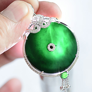 (超值推荐)玻璃种墨翠镶白金平安扣胸坠(真钻)