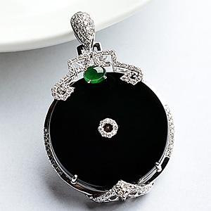 (超值推荐)玻璃种墨翠镶白金平安扣胸坠(真钻)