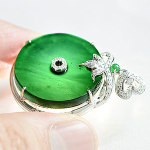 (超值推荐)玻璃种墨翠镶白金平安扣胸坠(真钻)