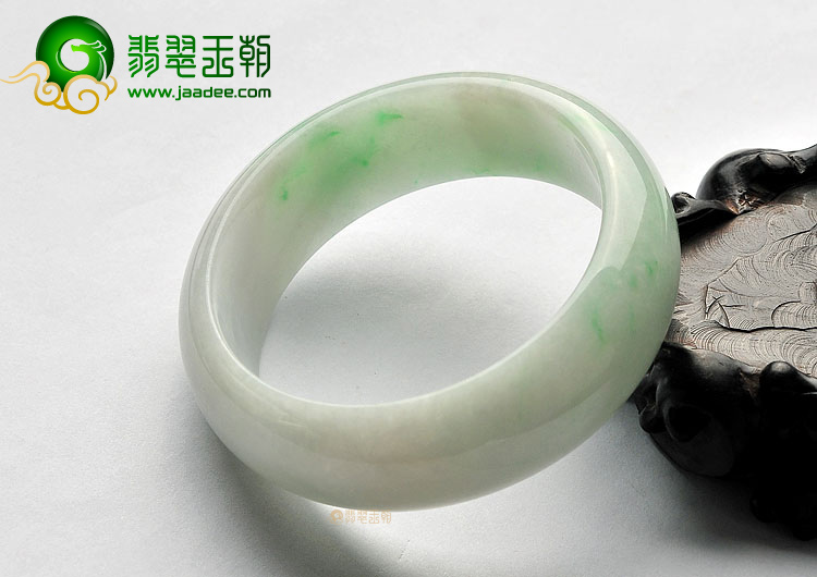 (超值推荐)糯冰种晴水略飘翠手镯(58.5mm)