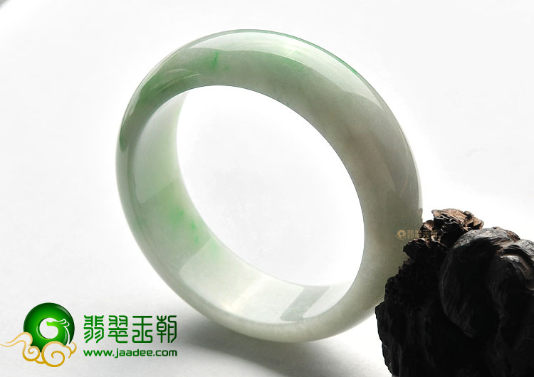 (超值推荐)糯冰种晴水略飘翠手镯(58.5mm)