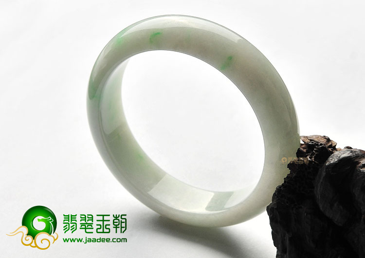 (超值推荐)糯冰种晴水略飘翠手镯(58.5mm)