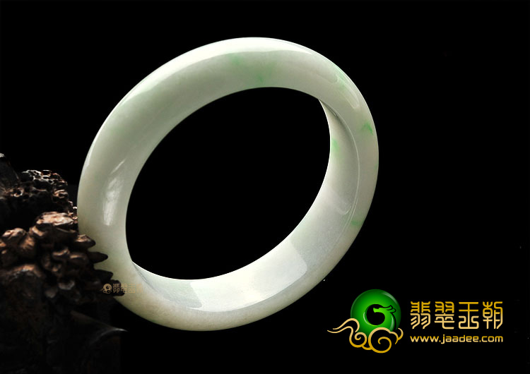 (超值推荐)糯冰种晴水略飘翠手镯(58.5mm)