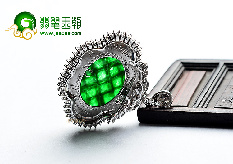 (超值推荐)冰种阳绿镶白金胸坠(真钻)