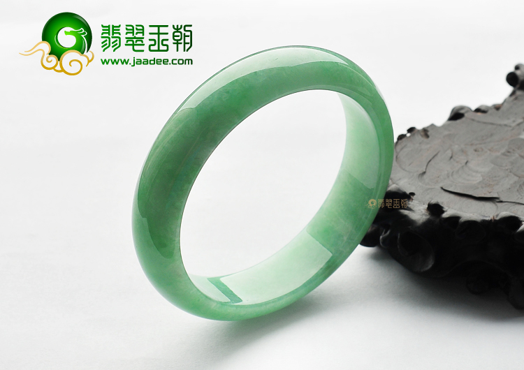(超值推荐)糯冰种豆绿手镯(58.7mm)