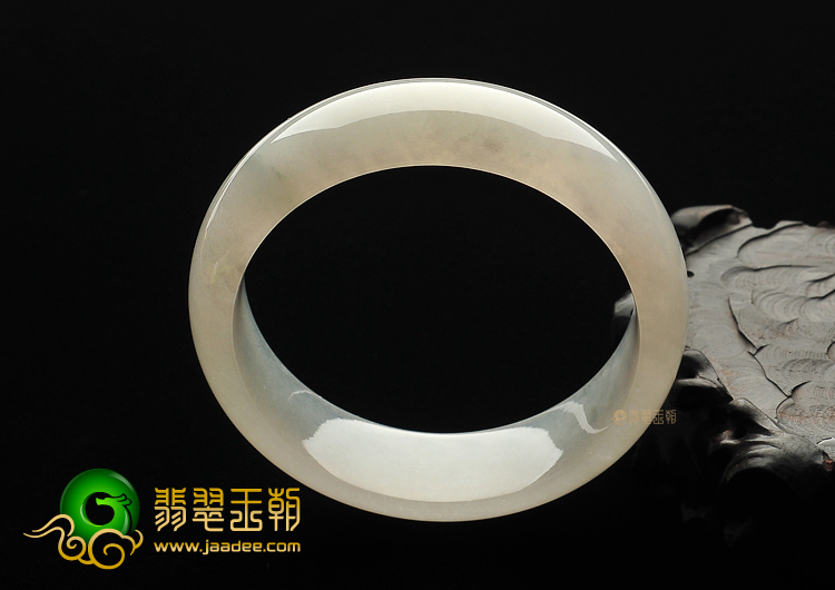糯冰种白色略飘花手镯(57.6mm)