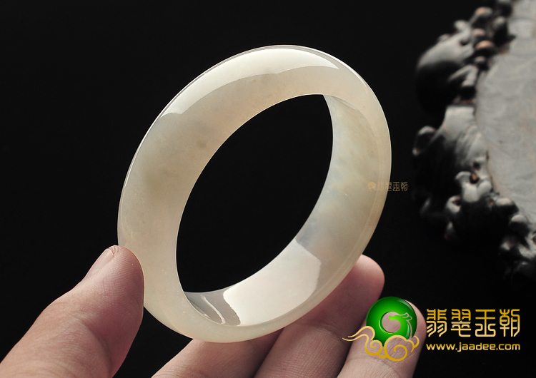 糯冰种白色略飘花手镯(57.6mm)