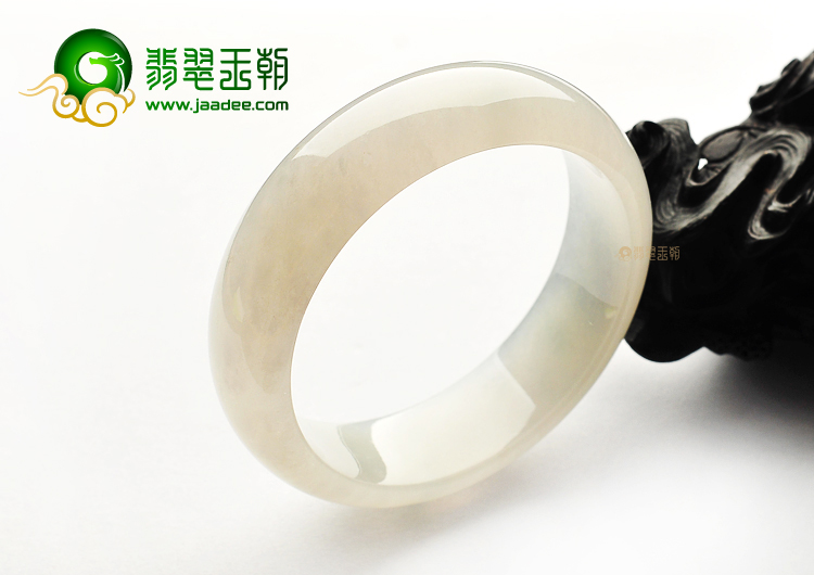 糯冰种白色略飘花手镯(57.6mm)
