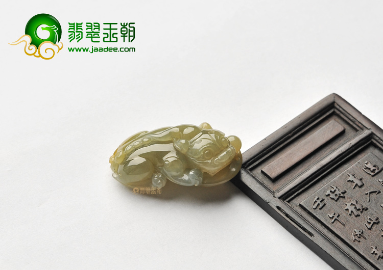 糯冰种褐黄翡貔貅挂件