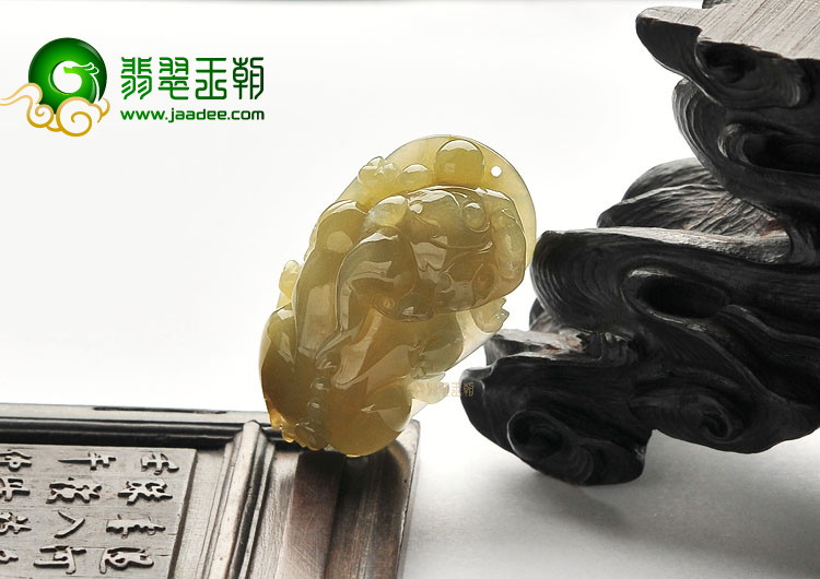 糯冰种褐黄翡貔貅挂件