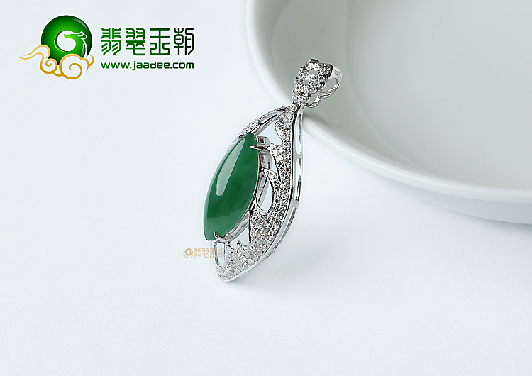 冰种阳绿马眼胸坠
