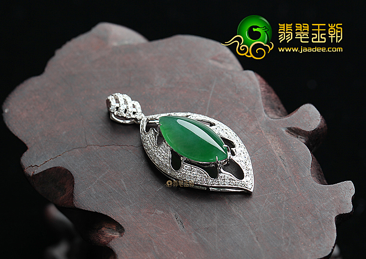 冰种阳绿马眼胸坠