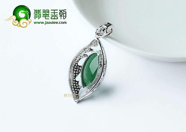 冰种阳绿马眼胸坠