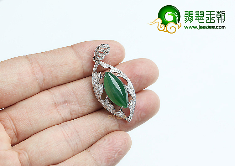 冰种阳绿马眼胸坠