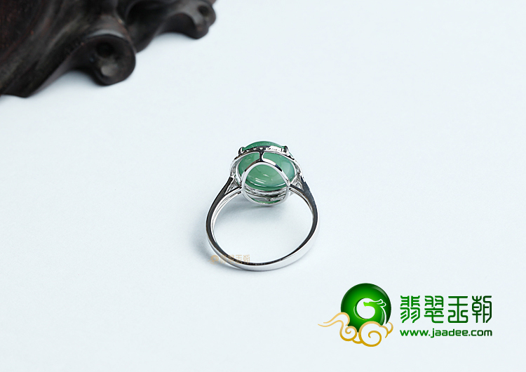 冰种翠色镶白金钻石戒指