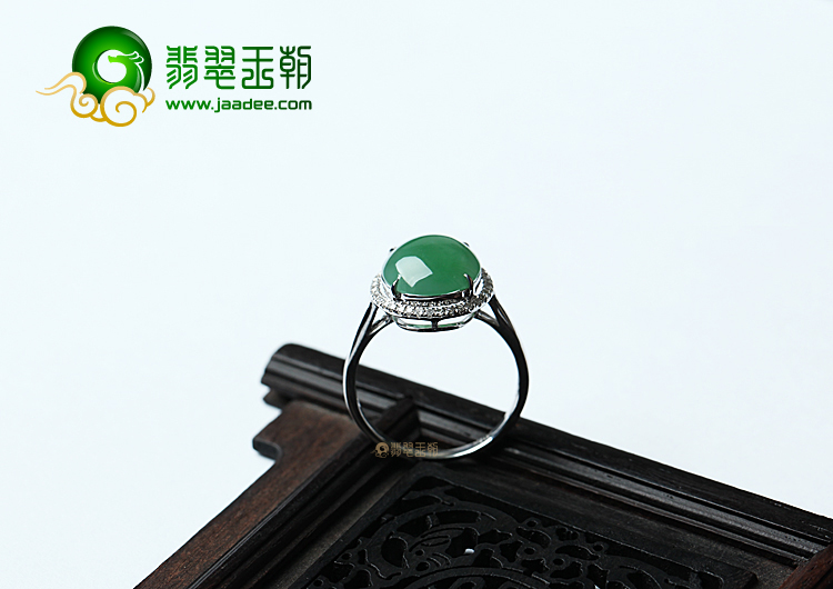 冰种翠色镶白金钻石戒指