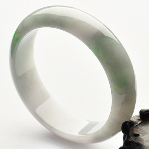 糯冰种淡春带彩手镯(55.8mm)