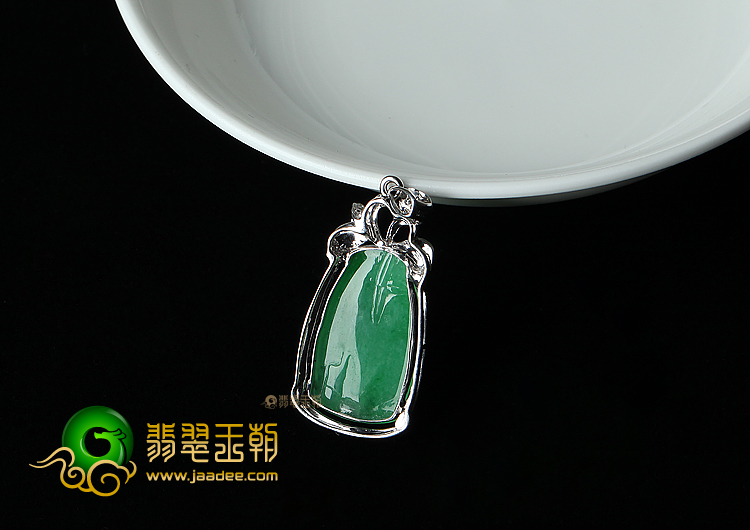 糯冰种苹果绿镶白金节节高胸坠