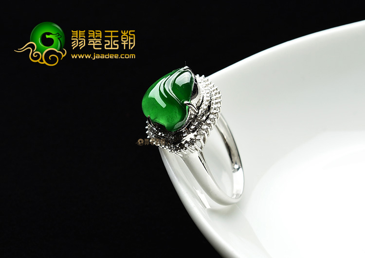 (超值推荐)冰种深绿镶白金戒指(真钻)