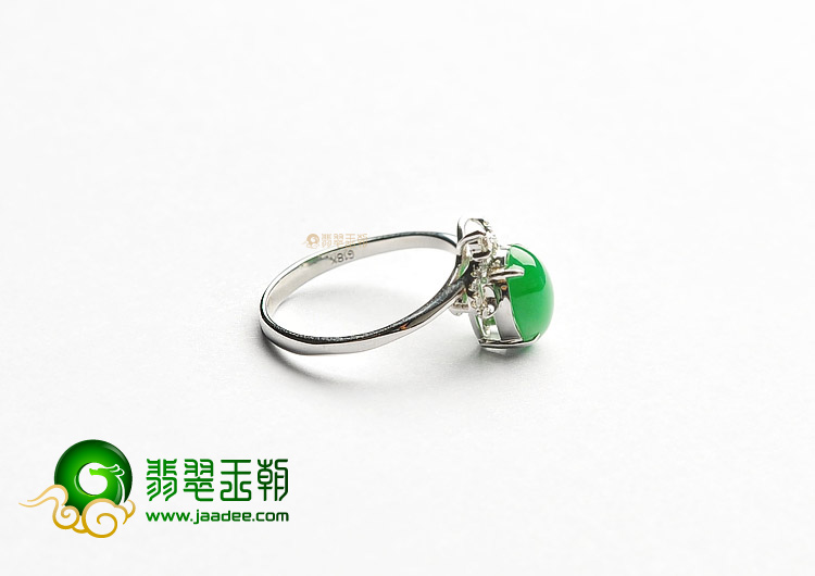 糯冰种翠色镶白金钻石戒指