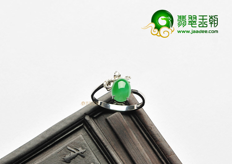 糯冰种翠色镶白金钻石戒指