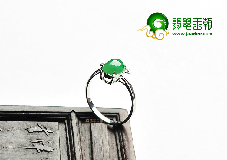 糯冰种翠色镶白金钻石戒指