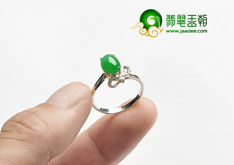 糯冰种翠色镶白金钻石戒指