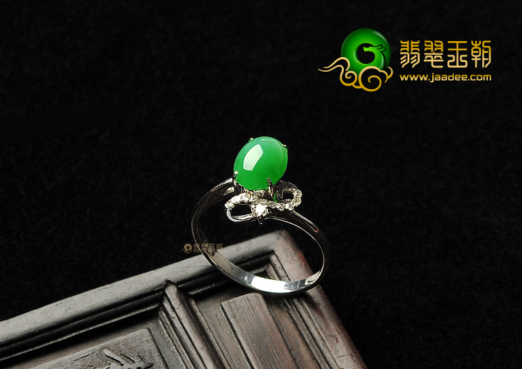 糯冰种翠色镶白金钻石戒指