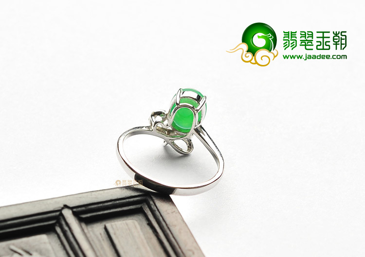 糯冰种翠色镶白金钻石戒指