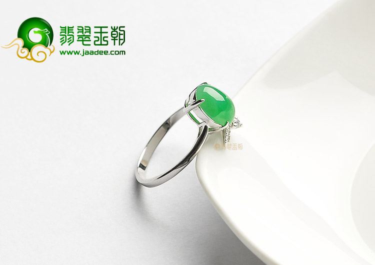 糯冰种翠色镶白金钻石戒指