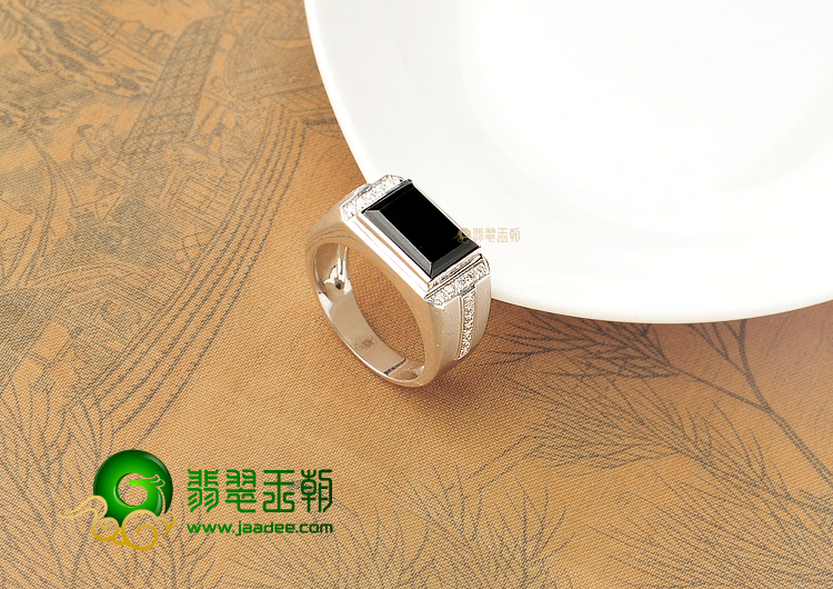 （一口价扫货）冰玻种墨翠镶白金钻石戒指（男戒）