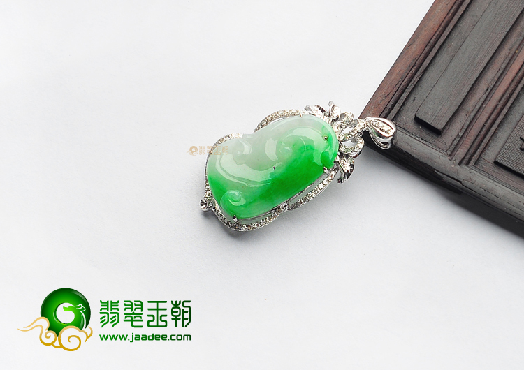 （一口价扫货）糯冰种飘翠镶白金钻石如意胸坠