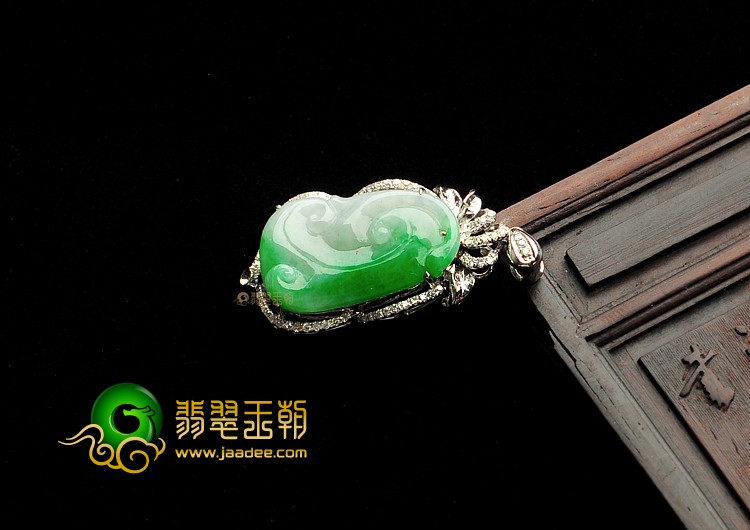 （一口价扫货）糯冰种飘翠镶白金钻石如意胸坠