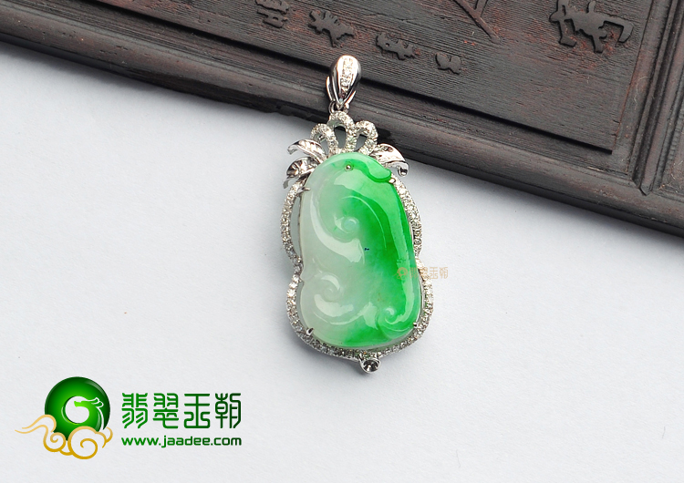 （一口价扫货）糯冰种飘翠镶白金钻石如意胸坠