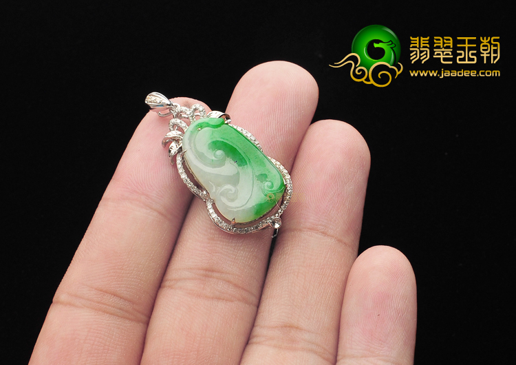 （一口价扫货）糯冰种飘翠镶白金钻石如意胸坠