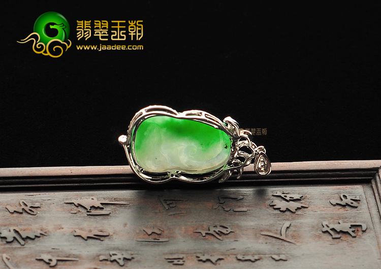 （一口价扫货）糯冰种飘翠镶白金钻石如意胸坠