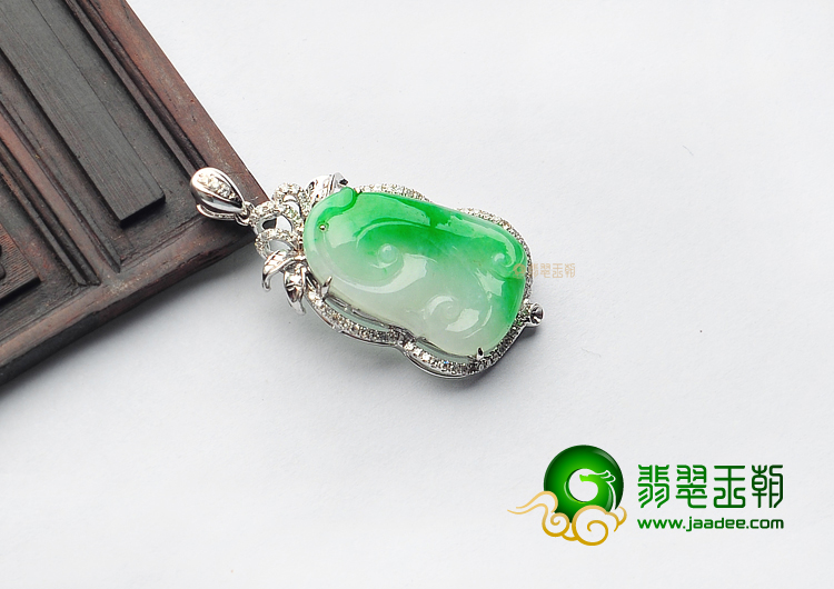 （一口价扫货）糯冰种飘翠镶白金钻石如意胸坠