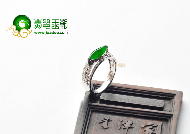 （一口价扫货）冰种阳绿镶白金钻石戒指