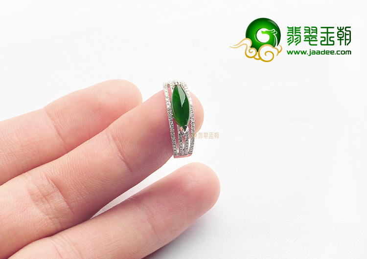 （一口价扫货）冰种阳绿镶白金钻石戒指